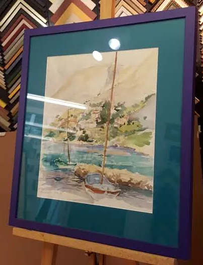 Aquarell mit Segelbooten in petrolfarbenem Passepartout und violettem Rahmen