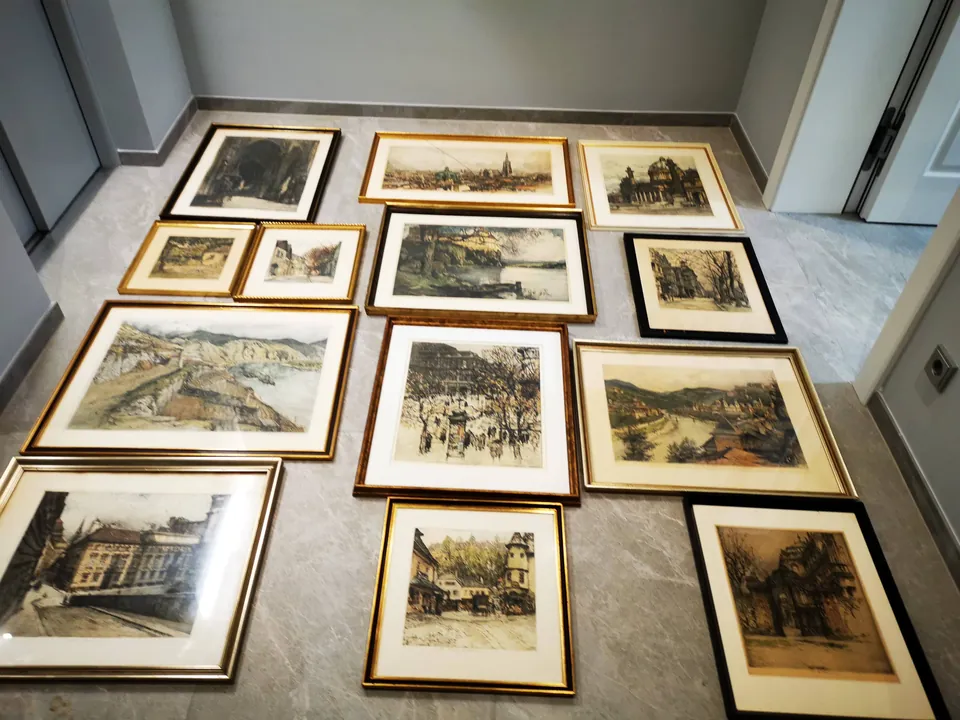 Sammlung kolorierter Radierungen und Stadtansichten, einheitlich neu gerahmt