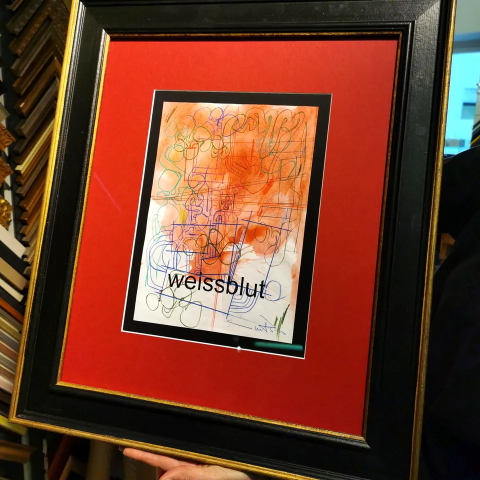 Zeichnung „weissblut“ mit rotem Passepartout in schwarz-goldenem Rahmen