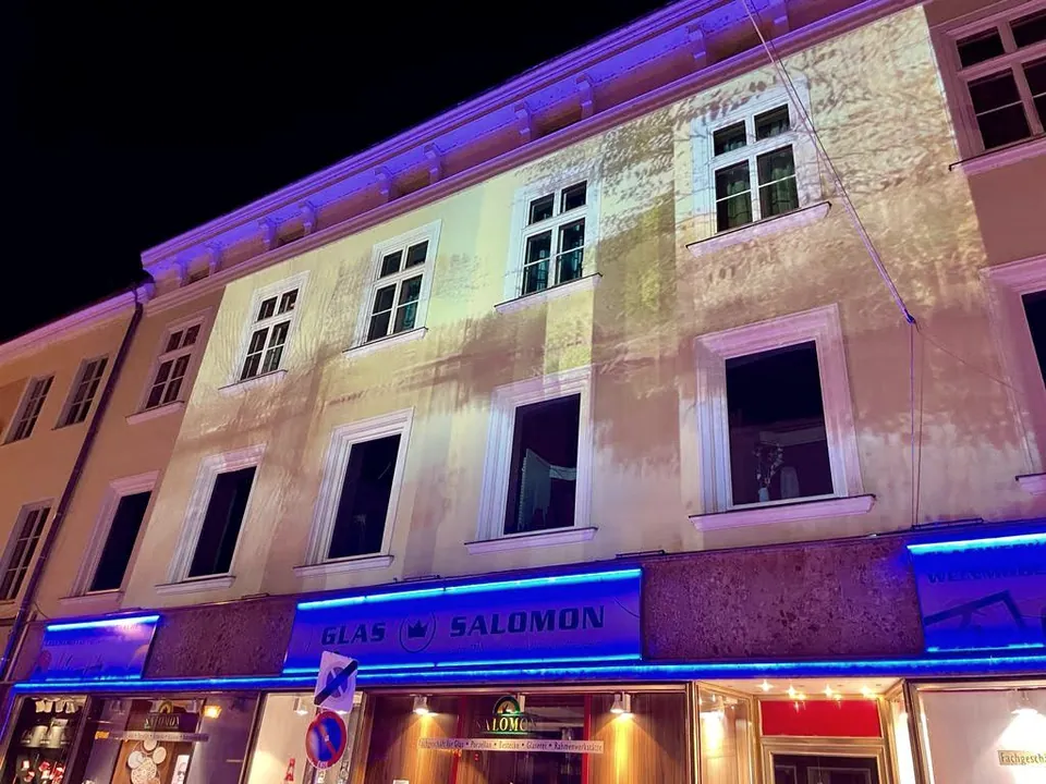 Fassade von Glas Salomon in der Unteren Landstraße 58 in Krems bei Nacht