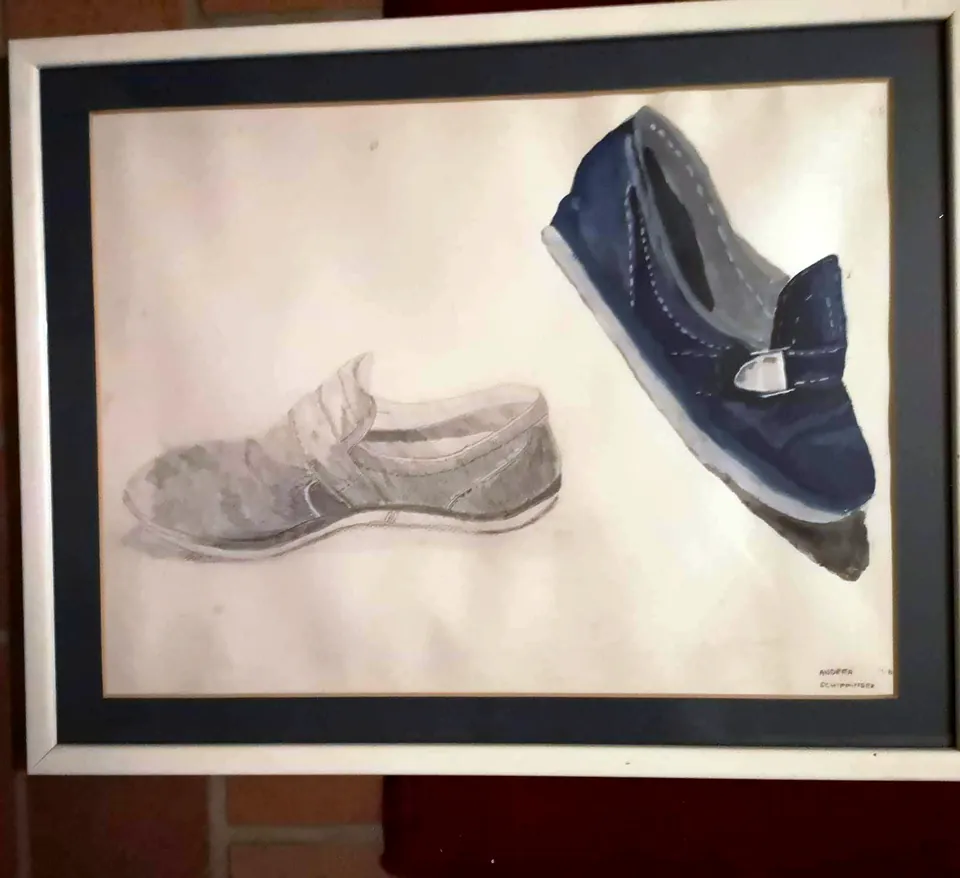 Schulzeichnung zweier Schuhe mit taubenblauem Passepartout in weißem Rahmen