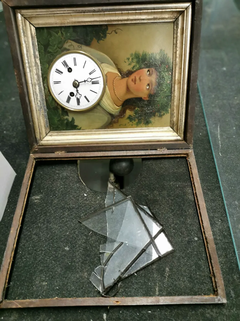 Alte Bilderuhr mit zerbrochenem Glas, bereit für den Glastausch in unserer Werkstatt