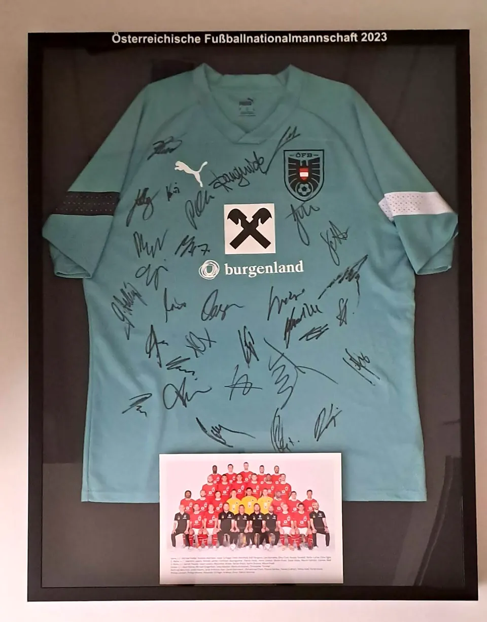 Signiertes Trikot der österreichischen Fußballnationalmannschaft 2023 mit Mannschaftsfoto im Rahmen